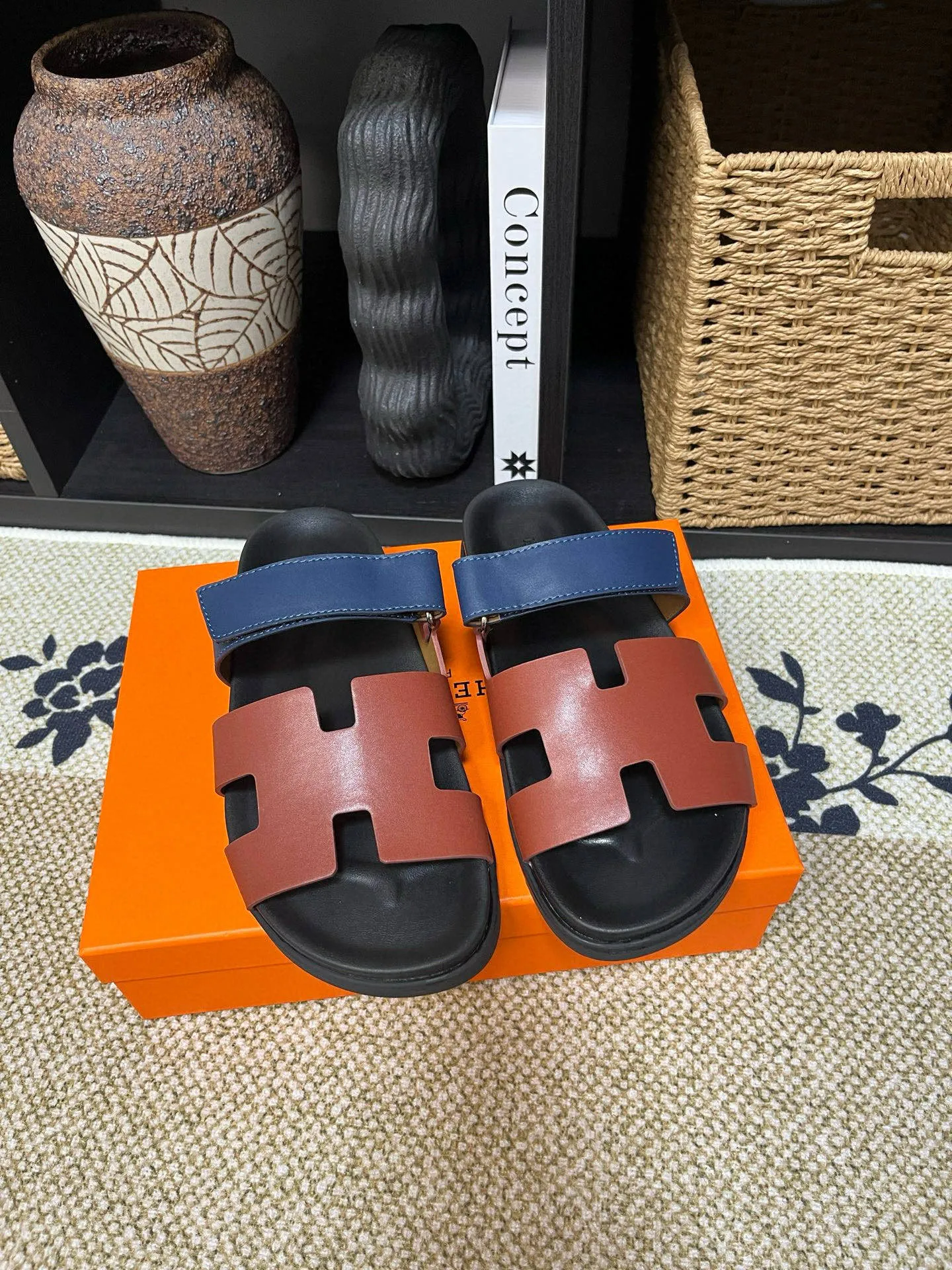 P300 Long-term stock Hermes men’s Kazimir slippers for couples - top quality woven calfskin functional sandals with intertwined uppers inspired by the “H” iconic pattern to create a casual look, perfect for summer. Imported cowhide + cowhide lining + TUP outsole Size: 35-46